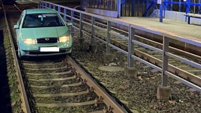 Řidička v Ostravě slepě věřila navigaci. Z kolejí na tramvajové zastávce ji vytahovali hasiči